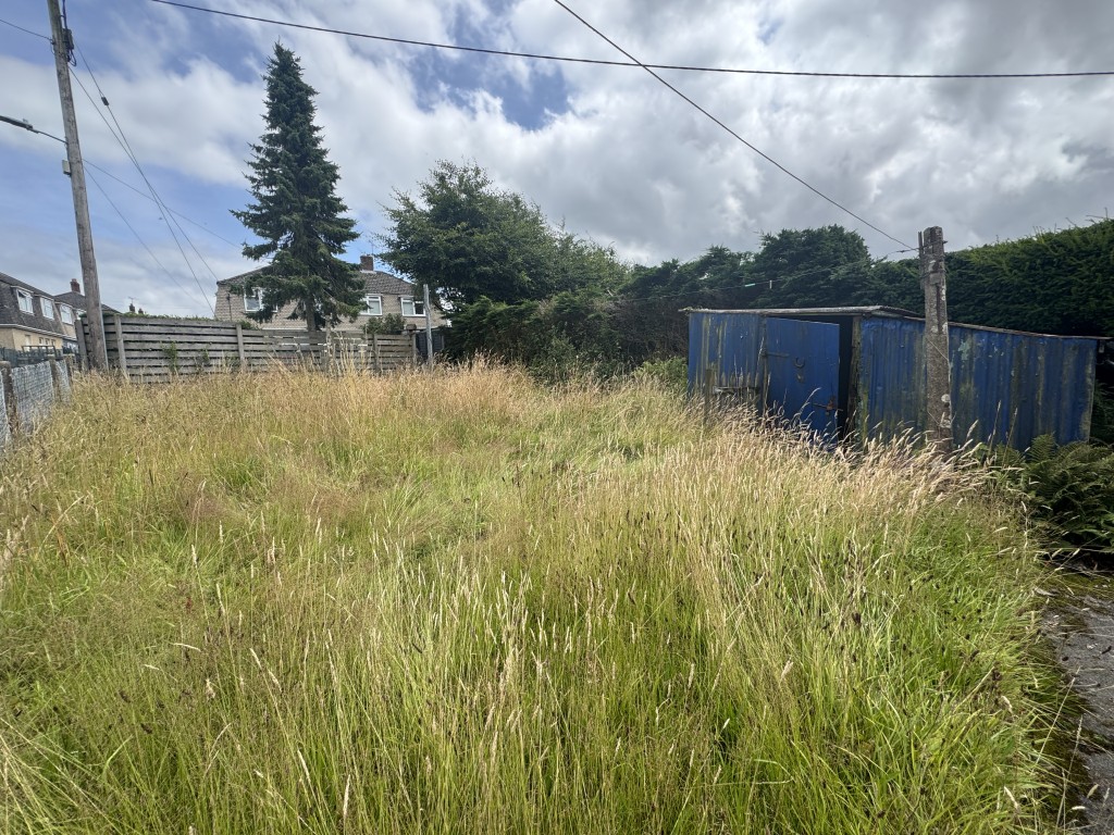 Lot: 161 - 	SEMI-DETACHED HOUSE FOR IMPROVEMENT - Rear garden